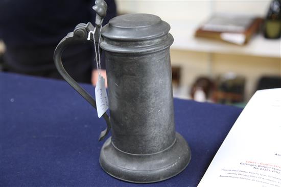 A Charles II Beefeater pewter flagon, probably Robert Marten (1638-1674), 9.25in.